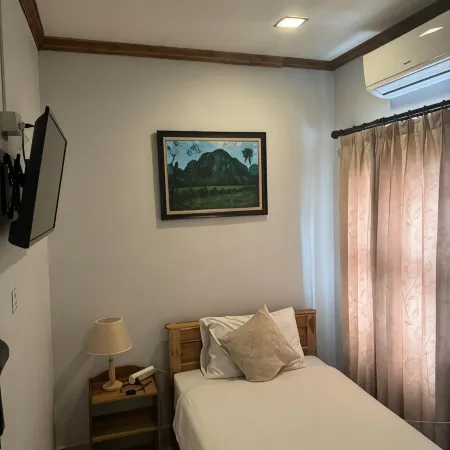 Luang Prabang Mountain View Hostel & Bar Отели рядом с достопримечательностью «Ват Ахам»