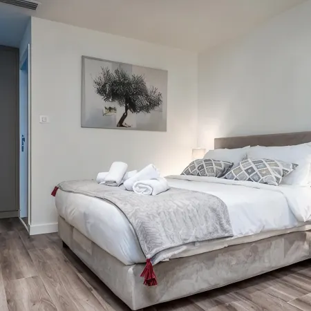 Urban Nest - Suites & Apartments