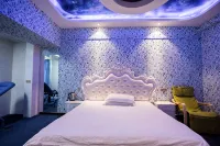 Langqin Themed Homestay (Baolong Plaza) - balcone