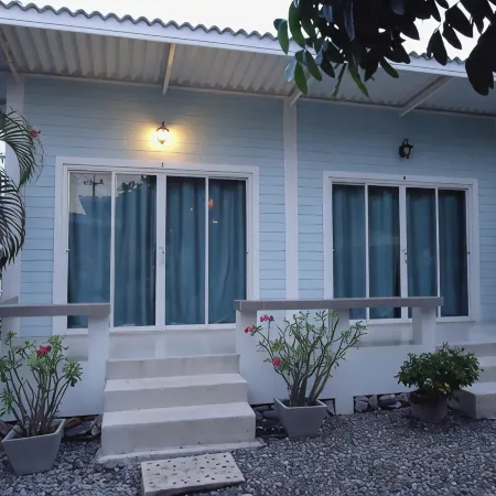 Charlie's Bungalows Отели рядом с достопримечательностью «Ко Си Чанг»