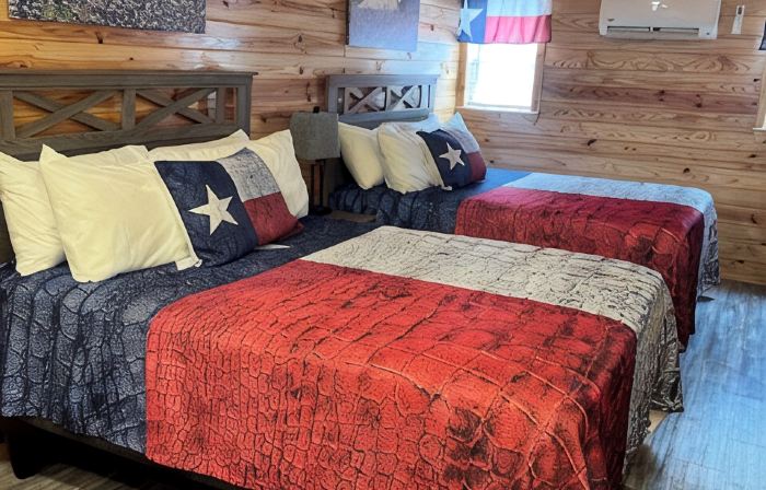 Cabin Unit 3 of 6 Called the Texan with WiFi and AC in serene Paige