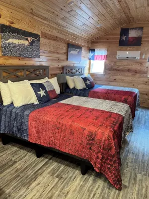 Cabin Unit 3 of 6 Called the Texan with WiFi and AC in serene Paige
