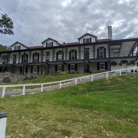 Riverboat Inn & Suites