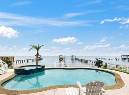 Kemah's Bayfront Getaway with Pool