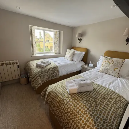 Charming 2-bedroom cottage in fabulous Broadway with WiFi