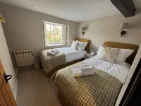 Charming 2-bedroom cottage in fabulous Broadway with WiFi