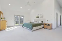 Hillside Haven on expansive grounds, heated pool, firepit, bocce court and more!