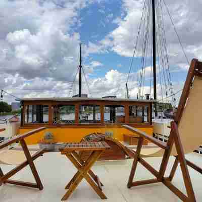 Charming captain's cabin on the historic ship De Hoop Others
