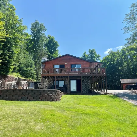 Beautiful, newly renovated log lakefront home, 3BD, 2 BA, high speed WiFi