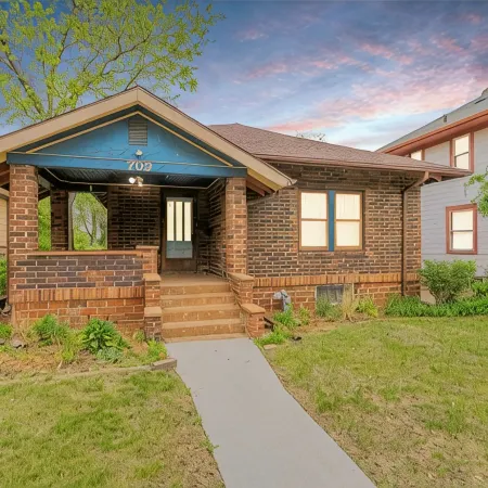 Cozy Cottage Within Walking Distance to Avera Hospital