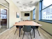 Downtown Oasis: Steps to Dining & Sights. Pool + Gym in Building - balcony