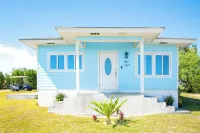 Charming 2bedroom cottage with AC, WiFi,Two-minute walk to beach.Island getaway! Hotels in 