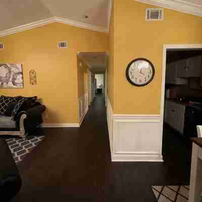 RE Stylish Condo By Mall Area Others