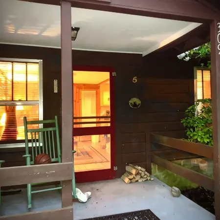A Cozy Creekside Hideaway for Two — Fireplace, Hot Tub & Quiet Woods