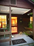 A Cozy Creekside Hideaway for Two — Fireplace, Hot Tub & Quiet Woods