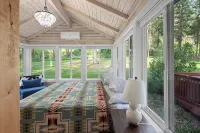 6-bed, 5-bath cabin with majestic view of Flathead Lake with AC - sleeps 20 - Chalets