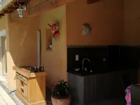 Charming independent studio in Martigues town center, swimming pool, spa Hotels in Martigues