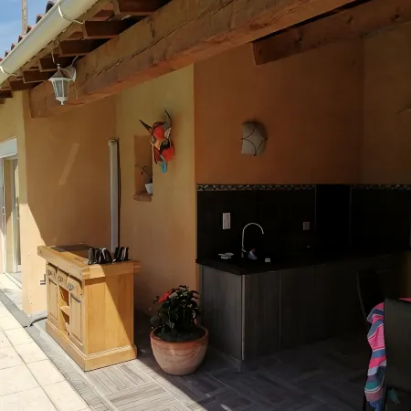 Charming independent studio in Martigues town center, swimming pool, spa