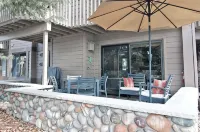Sun Valley Amenities! Remodeled Ski in-Ski Out Condo with Pool and Hot Tub! - 4 ดาว