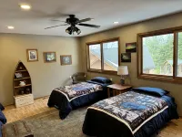 Sandy beach, quiet lake, great fishing & beautiful sunsets w/2 kayaks & gameroom - 小木屋
