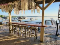 New-First Floor Lakefront, 160 ft Dock, 2 Minutes to Browns Beach & Restaurants! فنادق في مالتا