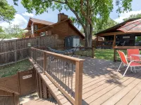 Beautiful 4/3 waterfront home with 2 master suites トゥールのホテル