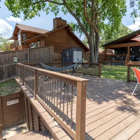 Beautiful 4/3 waterfront home with 2 master suites Отели в г. Тул