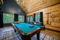 PICKLE & PUTT - Pickleball + Mini Golf + Games + Hot Tub + more - SLEEPS 22 - Chalets