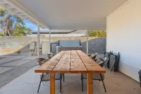 Stunning Gilbert Home w/ Heated Pool and Hot Tub - 露台