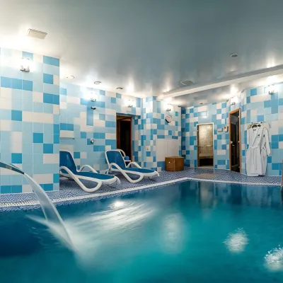 Russian Season Comfort Hotel Porechie 朱列比诺站附近的飯店