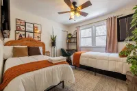 Cozy Private & Spacious  6-bedroom Duplex with Parking in charming Evanston