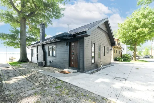Roxie's Modern Lake Front House on the water! - 4-Star