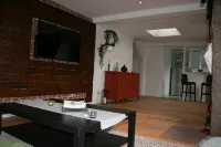 Voll Eingerichtetes Zentrales Apartment für Lange und Kurze Aufenthalte