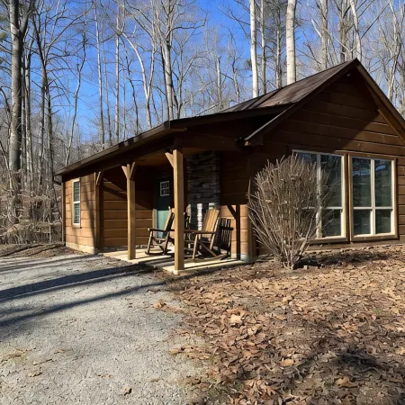 Charming 2-bedroom cabin with WiFi in brilliant Winston-Salem