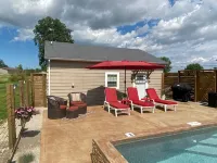 Country Home Villa + PRIVATE POOL & Guest House <1 mile to downtown Port Clinton - Villa