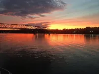 Near Pittsburgh on Beaver River Waterfront -- Glamping in Cozy Floating Cottage - Pools