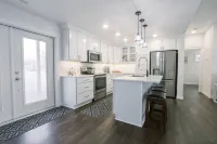 Beautiful Master Suite & Full Kitchen in New Home - Boutique