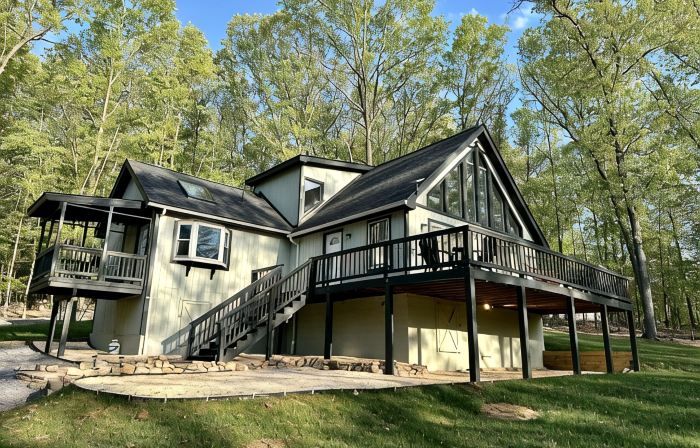 Cozy Chalet: Newly Renovated Two Bedroom with WiFi, Deck, Fire Pit & Grill