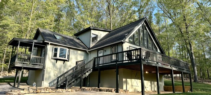 Cozy Chalet: Newly Renovated Two Bedroom with WiFi, Deck, Fire Pit & Grill Hoteles en Condado de Berkeley
