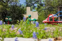 Glamping in Spicewood TX Hill Country~ Cabin 4 The Gus at Green Acres