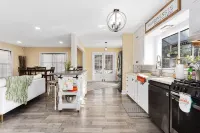 Cheerful, southwest-inspired heartland hideaway - 5-Star