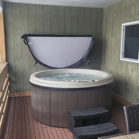 Private Hot Tub! KING Size Bed Traverse City 18 miles *Crystal Mountain 17 miles