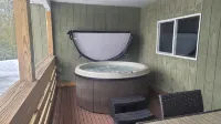 Private Hot Tub! KING Size Bed Traverse City 18 miles *Crystal Mountain 17 miles - Wifi