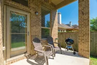 Bright 4 Bdr w Big Backyard & Fire Pit!