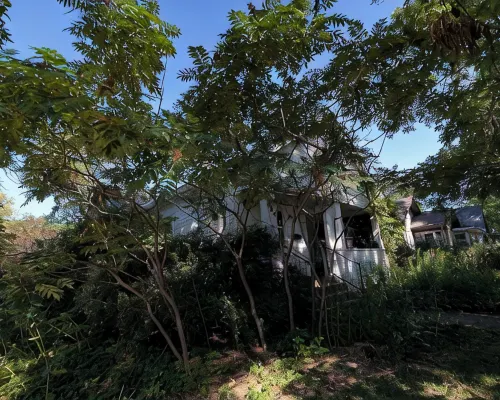 Bohemian 3-bedroom house with private yard in charming neighborhood Hotels in Vermillion
