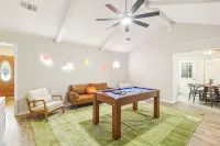 7Min to Texas A&M Cozy 7 Beds, w/ Billiards & Firepit Oasis