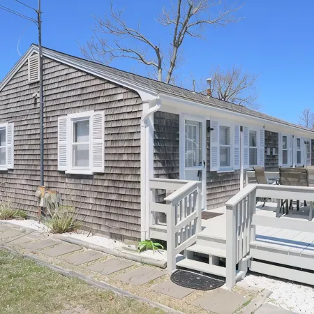 Cape Cod Beach Cottage-2 bdrm, 1 bath, full kitchen and two minute walk to beach