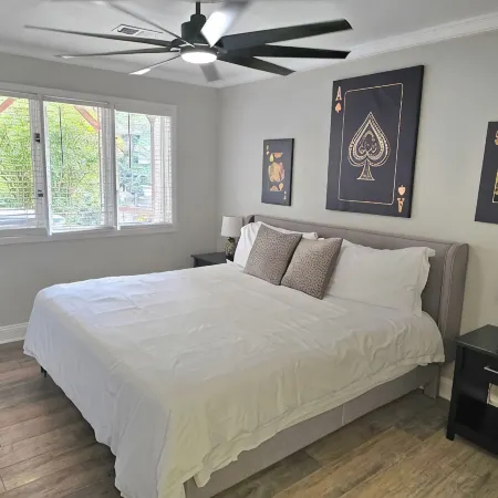 Alan's Apartment - Hot tub, fireplace, located in a quiet corner of Helen.