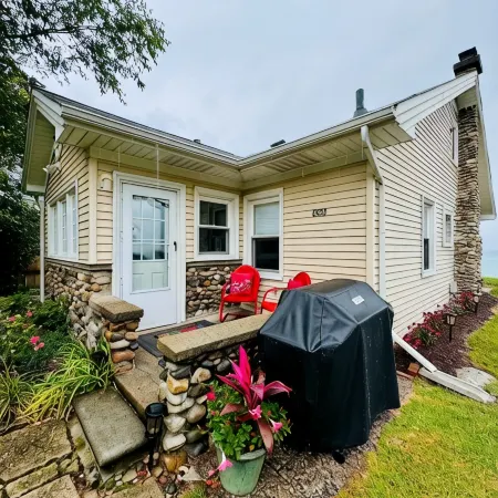 Lakeside Paradise! A charming blend of cozy comfort and beachfront bliss!
