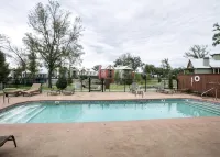 Community Pool, Fishing Ponds, Hot Tub, 2 King 2 Queen+Beds Single Story